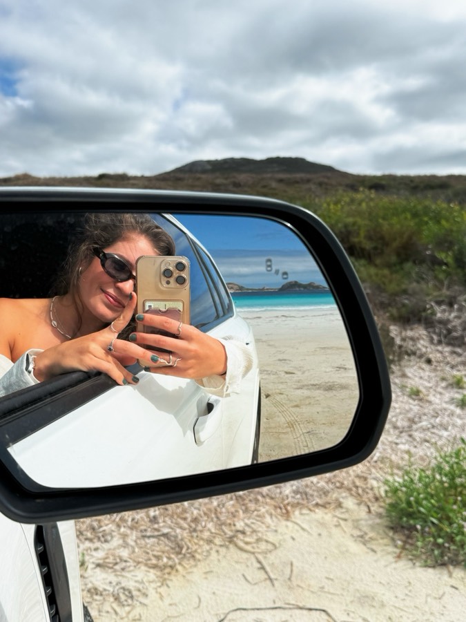 Reflexo no retrovisor durante um roadtrip
